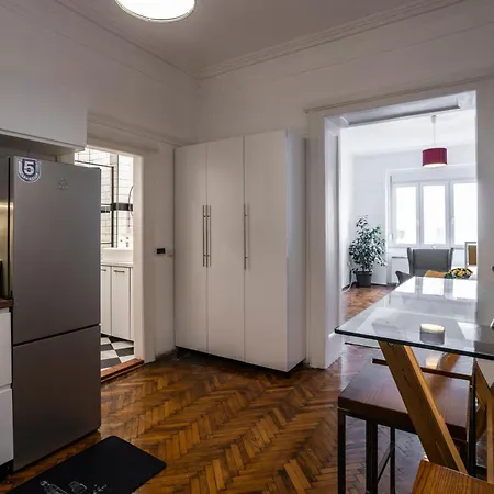 Center Suites, Two Connected Apartments, 10 Guests 아파트 *