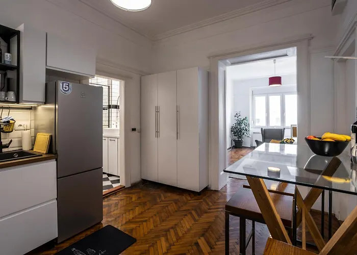 Center Suites, Two Connected Apartments, 10 Guests 아파트 *