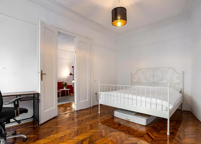 Center Suites, Two Connected Apartments, 10 Guests 아파트