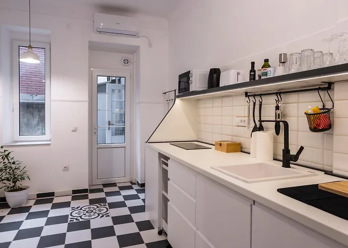 Center Suites, Two Connected Apartments, 10 Guests 아파트