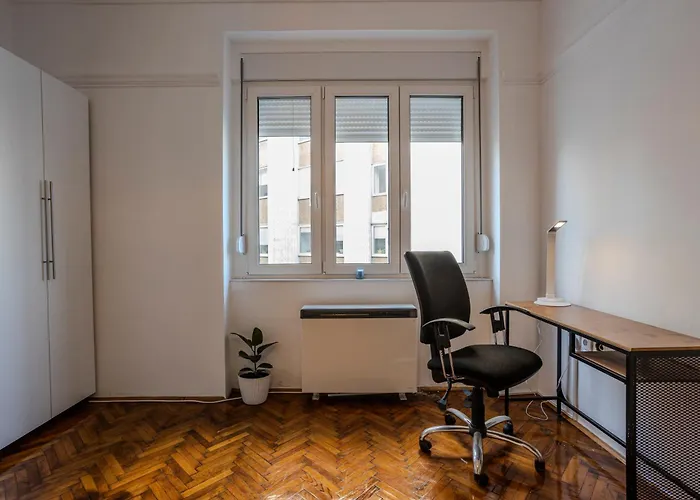 Center Suites, Two Connected Apartments, 10 Guests 아파트