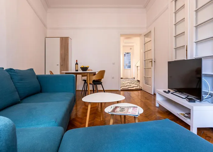 Center Suites, Two Connected Apartments, 10 Guests 아파트 *