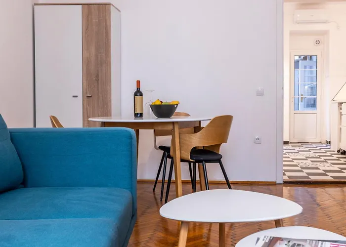 Center Suites, Two Connected Apartments, 10 Guests 아파트