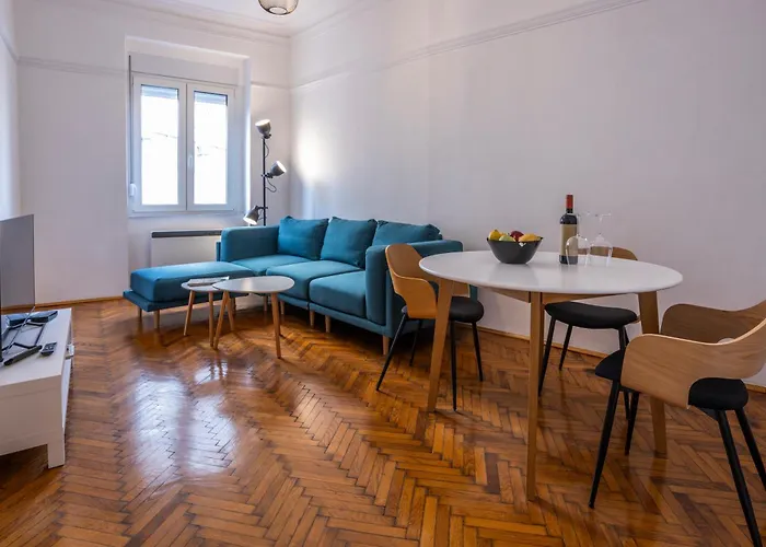 Center Suites, Two Connected Apartments, 10 Guests 아파트